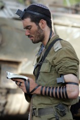 IDF_soldier_put_on_tefillin